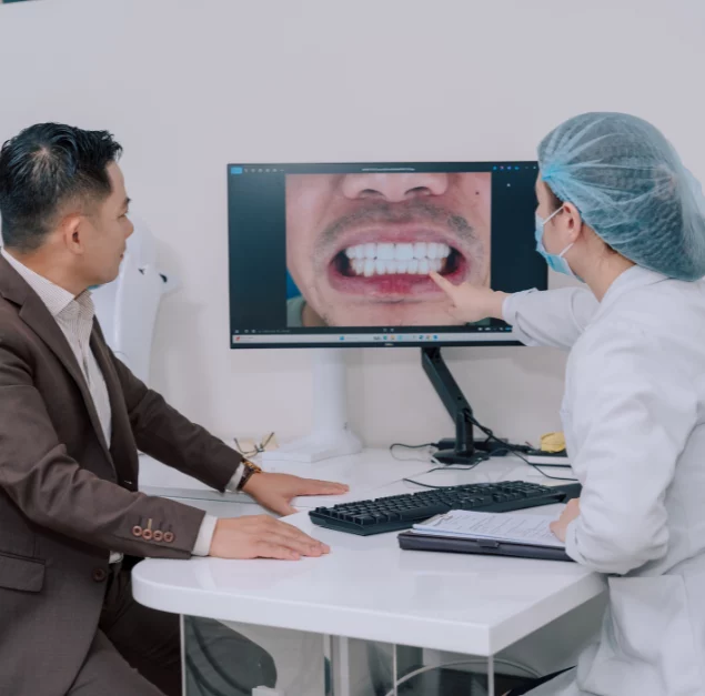 Bác sĩ chuyên gia nha khoa trực tiếp thăm khám