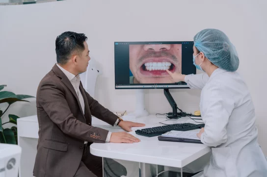 Bác sĩ chuyên gia nha khoa trực tiếp thăm khám