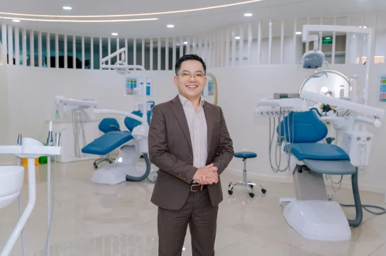 Bác sĩ chuyên gia nha khoa trực tiếp thăm khám